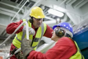 De preventiemedewerker houdt zich bezig met de veiligheid en gezondheid op de werkvloer.